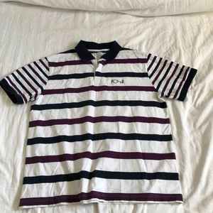 Polar T-shirt  - Mycket sparsamt använd piké T-shirt från Polar Skate Co. Frakt tillkommer🤑🤑