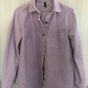  - Lila Manchesterjacka/skjorta från hm. Använd 2gånger så som ny. 60kr frakt tillkommer.