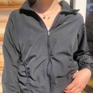  - En sportjacka/vindjacka från Nike, köpt på secondhand. Kan användas som tröja!  