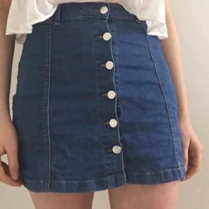  - Mörkblå jeanskjol med silverknappar. 💙🧚🏻‍♀️✨ köparen betalar frakt 
