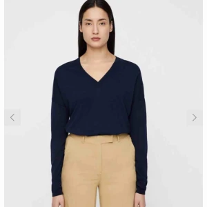  - Stickad tröja i marinblått från J.Lindeberg. Använd ngra få gånger på jobb. Bomull/Silke. Storlek S. 