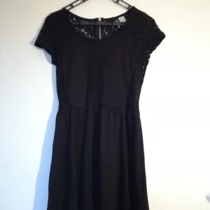 Klänning spetsrygg - Frakt tillkommer 