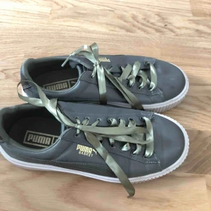  - Puma basket skor i suede i olivgröna. Använda kanske 2 gånger så bra skick. Kan fraktas men köparen står för frakten då.