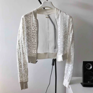  - En jättefin kofta från Hollister. Knappt använd. (Frakt tillkommer om den ska skickas)