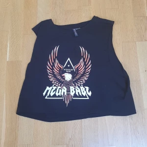 Croptop från H&M - Överfet crop top från H&M som är lite lösare i armarna och sitter oversize. Skicket är nästan som nytt, använd ett fåtal gånger bara 