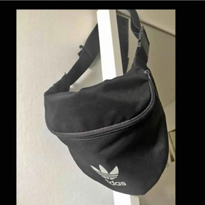  - Adidas midjeväska  med en liten ficka på insidan också 