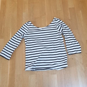 Randig tröja från Lindex - Båtringad randig tröja från Lindex. Använd 1 gång, skick som ny! 