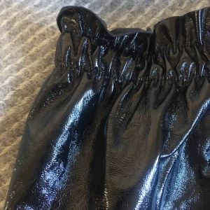  - Svart lack-minikjol från Zara, storlek M men passar också S. Elastisk midja. Knappt använd och i fint skick, frakt tillkommer💛