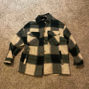  - Den trendiga rutiga zara jackan