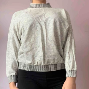  - Supermysig 🐾  Långärmad tröja med snygga mönster på muddarna Passar till det mesta och året om❄️☀️