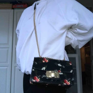 Väska - Så fin väska från ZARA men som tyvärr inte har kommit till användning på länge. Har använt den några gånger, men skulle säga att den är i fint skick! 