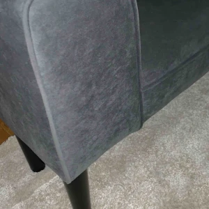 - Snygg sittbänk i grått sammet, nytt skick, knappt någon som suttit i den.  Bredd: 104 cm Höjd: 51 cm Djup: 29 cm Sittdjup: 28 cm Sitthöjd: 36 cm Sittbredd: 70 cm Sockel/Ben höjd: 22 cm  Ordinarie pris: 1195kr.