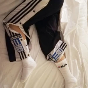 Adidas popper pants  - Adidas popper pants storlek 158 barn men sitter bra i längden på mig som är 160. De är den original modellen från 90-talet men väldigt bra skick trotts nåra år på nacken