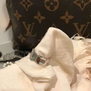 R - Underbar ring som är justerbar samt oanvänd! Frakt ingår 😃