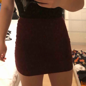 Vinröd kjol  - Sparsamt använd tajt mörkröd kjol! Passar XS/S. Den är i ett stretchigt material och sitter snyggt 🤩🤩 frakten kostar 22 kronor 