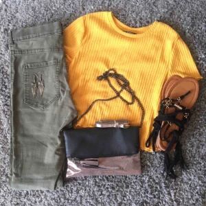  - Hel outfit som passar en stl M Kläderna + örhängen + skärp + väska = 95:-    Vill man ha sandelerna mer (stl38) kan man få dom för 35:- extra (helt nya skor)