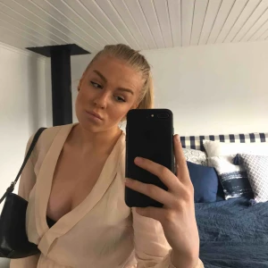 Blus - Rosa/ rosa beige blus med knytning på baksidan. Jättefin till fester eller middagar🥂🥂. Använt ett fåtal gånger på finmiddag. Blusen slutar nedanför höfterna.