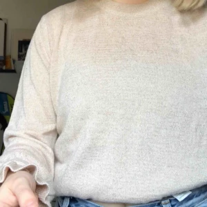  - Jättesöt ljusrosa tröja med glitter. Är M men sitter som S. Frakt ingår i priset!