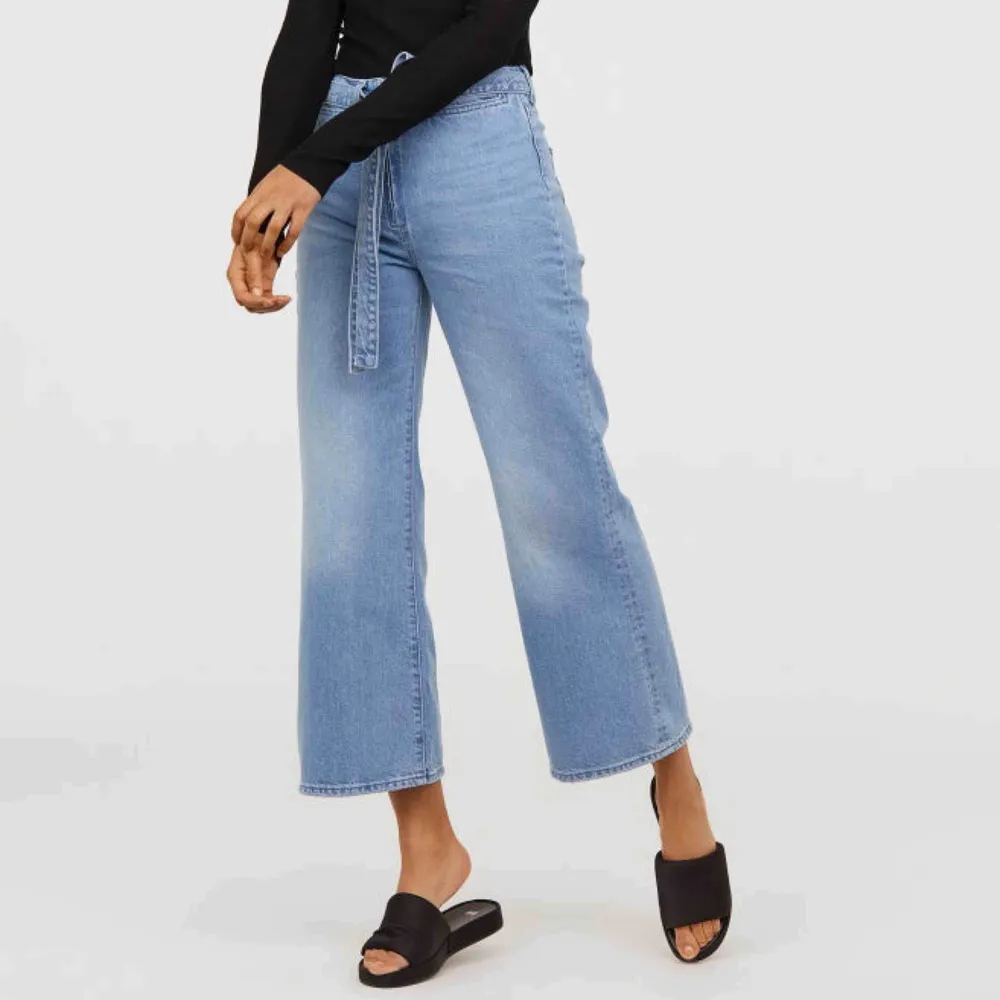 Dem perfekta vårbyxorna! Superfina jeans som tyvärr blivit för korta för mig (är 180 cm). Sparsamt använda och kan bli dina för 130kr, ETT KAP JU!   (Skärpet ingår inte och frakt betalas av köparen). Jeans & Byxor.