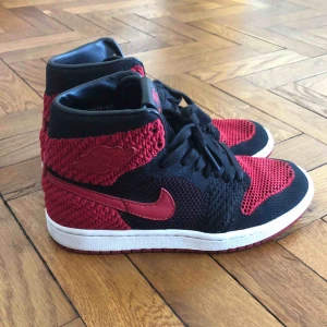  - Air Jordan 1 flyknit i storlek 38. Nyskick. Jättesnygga skor som tyvärr inte kommer till användning längre! 