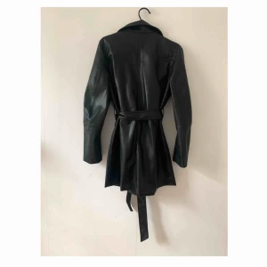  - Fusk skinnjacka från H&m använt 2 grr, frakten ingår eller möts upp i sthlm 