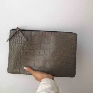  - Jättefin liten väska köpt secondhand, rymlig och fint skick. Frakt 40kr ☺️