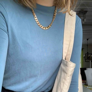 Blå långärmad tröja - Långärmad blå tröja med en ”halv” turtelneck. 45kr+frakt  Priset kan diskuteras