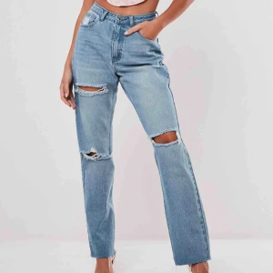  - Säljer dessa fina slutsålda raka jeans från missguided, dom är helt oanvända med lapp o allt kvar, säljer då dom inte passade mig!💕