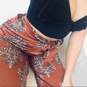  - Helt ny byxa med fint mönster på, passformen är bred, med knytning vid midjan, skön silkes material