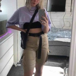  - Säljer nu mina fina cargo shorts som jag tyvärr har fått alldeles för liten användning av. Shortsen kommer från NA-KD och köptes förra sommaren. Frakt kostnad tillkommer 🥰🥰 Skärpet ingår