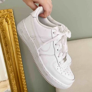  - Superfina Nike Air Force, endast lite smutsiga men inga övriga slitningar. Använda max 10 gånger. Säljer då dom tyvärr är lite stora för mig. ✨