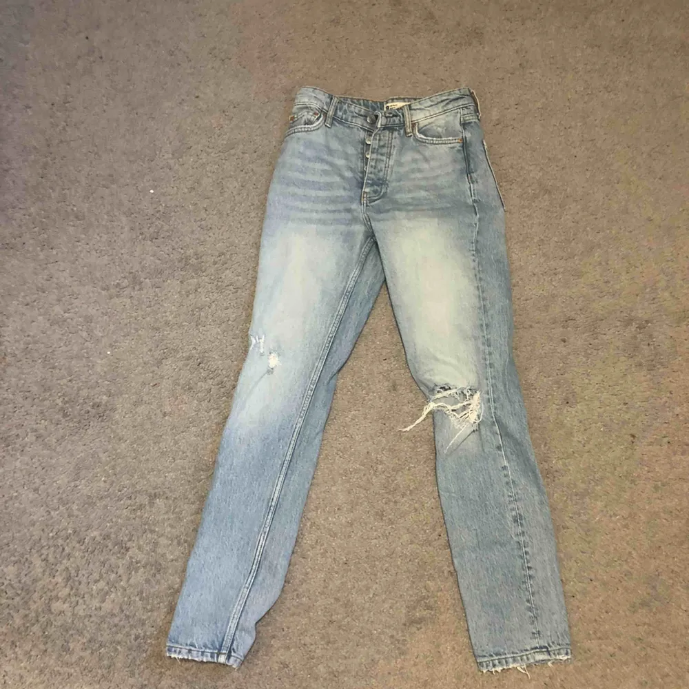 Skit snygga boyfriend jeans från Gina tricot. Super bra skick men dem var för korta för mig. Knappt använda. Köpare står för frakt. Pris kan diskuteras vid snabb affär. Är det många som vill ha så blir det budgivning så skynda på💐💐. Jeans & Byxor.