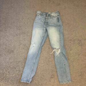 Skit snygga boyfriend jeans från Gina tricot. Super bra skick men dem var för korta för mig. Knappt använda. Köpare står för frakt. Pris kan diskuteras vid snabb affär. Är det många som vill ha så blir det budgivning så skynda på💐💐