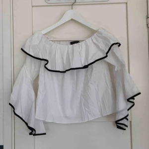  - Superfin vit volang blus från Zara, använd 2-3gånger så mycket bra skick, först till kvarn. 50kr plus frakt! Hör av dig vid frågor! Kan mötas upp om du bor nära