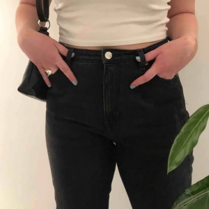 Svarta Monkijeans  - 🖤Svarta kimono-jeans från Monki🖤Använt endast ett fåtal gånger pga växte ur dem men på bilden ser ni hur de sitter på M. Skriv för fler bilder eller mått. Nypris: 400kr