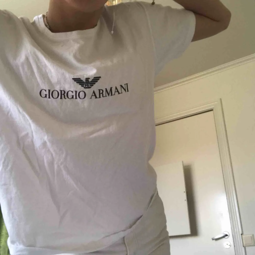 Fake giorgio armani t-shirt, skitsnygg modell på tshirten. T-shirts.