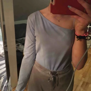  - Fin ljusblå One shoulder från nakd sitter som s (body)