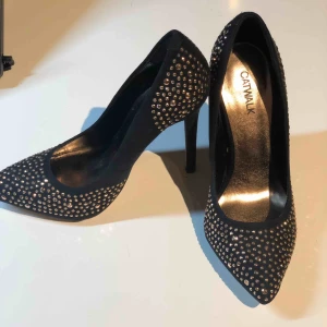  - Jättefina festskor med tuffa detaljer. Högklackade, nästan som nya, strl 38. Hämtas Odenplan, Stockholm eller kan skicka med post mot tillägg 69kr.