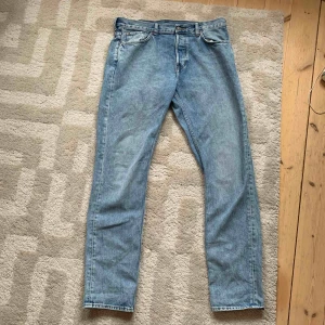  - Ljusa raka Weekday jeans i modellen pine