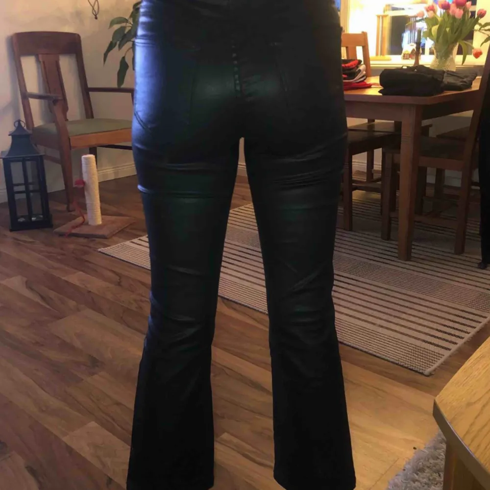 Skinnaktiga bootcat byxor ”Nova” från Gina Tricot  Endast provade, säljer pga att jag tycker den är för korta för min smak Jag är 172cm. Jeans & Byxor.