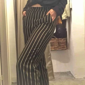  - Jättefina långa, vida byxor! Så sköna till sommaren eller finkläderna. Helt perfekt skick. Skriv för bilder på eller frågor :) 