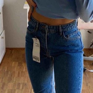  - Ett par skitnajs mom jeans perfekta nu till våren!! Helt oanvända med lappen kvar, köpta på zara. 💙💙💙