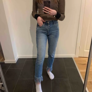  - Supersnygga jeans från Gina tricot, storlek 40 men passar även en 36/38💕💕