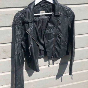  - Superfin skinnjacka från Crocker i strl S.  50kr + 63kr Frakt 