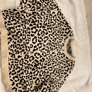 Säljer denna tröja från Ginatricot som aldrig kommer till användning längre. Den har så kallade ballong-armar som blir en jätte fin detalj!😊