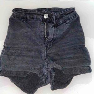  - Svarta shorts från HM, använda mycket och fortfarande i fint skick!