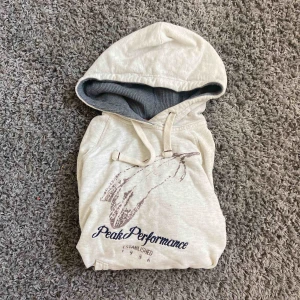  - Peak performance  S Jätte fin ljusgrå och jättefint skick Tunn