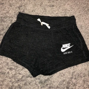 Nike shorts💓 - Mörkgråa mjukisshorts från Nike i storlek S 🌈💫💥 köparen står för frakten🥰