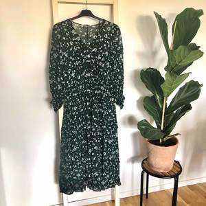 Jättefin klänning från & Other Stories 💛 tunt blommigt chiffongtyg med en kort mörkgrön underklänning under ☺️ köpt för 1300kr och är knappt använd ✨ köparen står för ev fraktkostnad 🤗