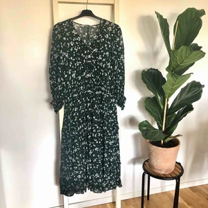  - Jättefin klänning från & Other Stories 💛 tunt blommigt chiffongtyg med en kort mörkgrön underklänning under ☺️ köpt för 1300kr och är knappt använd ✨ köparen står för ev fraktkostnad 🤗